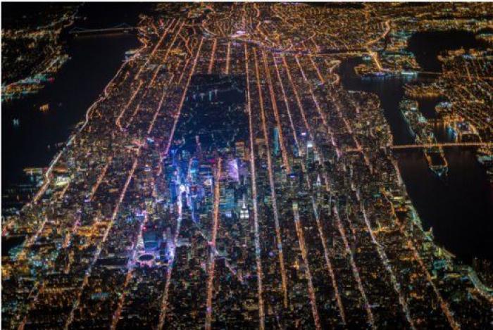 Nueva York parece una ciudad de mentira en estas imágenes aéreas nocturnas (FOTOS)