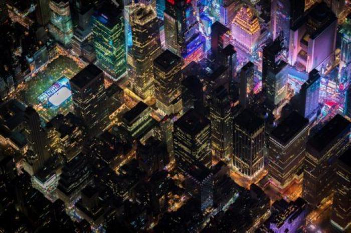 Nueva York parece una ciudad de mentira en estas imágenes aéreas nocturnas (FOTOS)