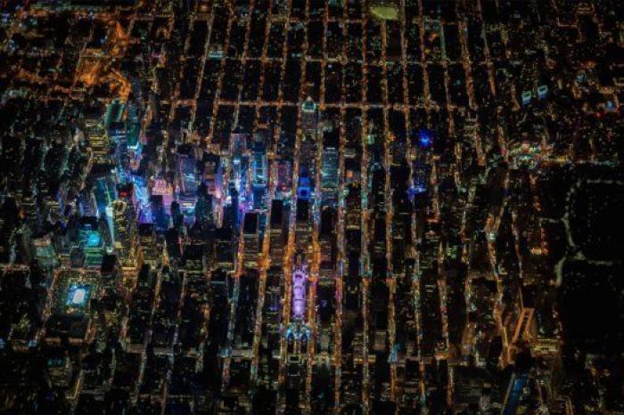 Nueva York parece una ciudad de mentira en estas imágenes aéreas nocturnas (FOTOS)