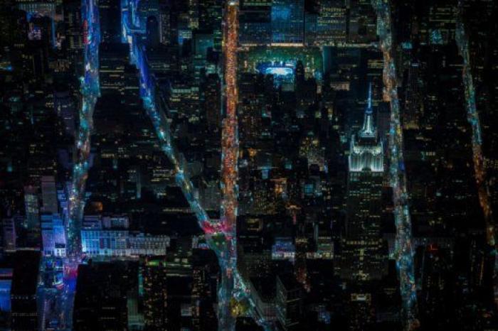 Nueva York parece una ciudad de mentira en estas imágenes aéreas nocturnas (FOTOS)