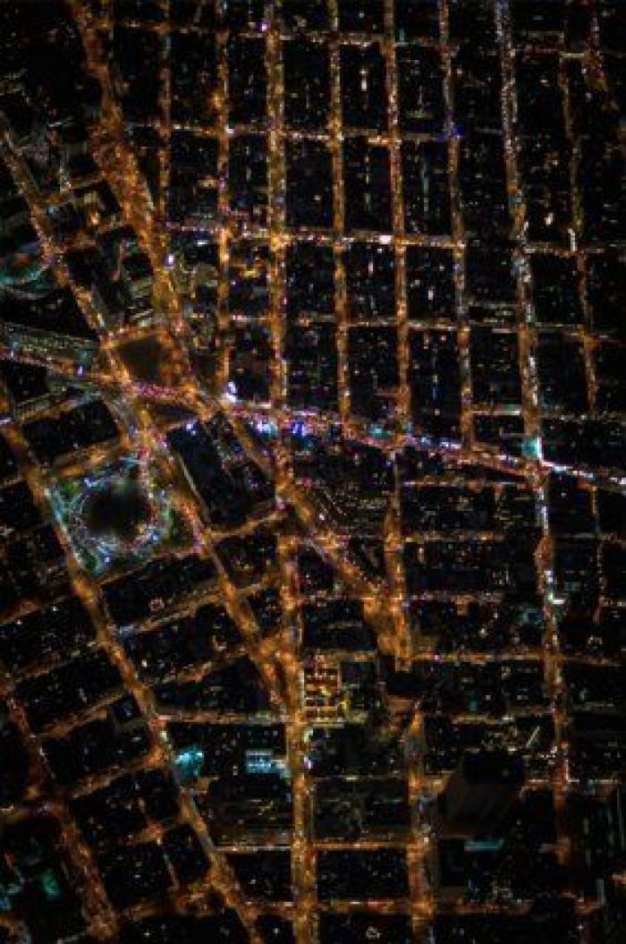 Nueva York parece una ciudad de mentira en estas imágenes aéreas nocturnas (FOTOS)