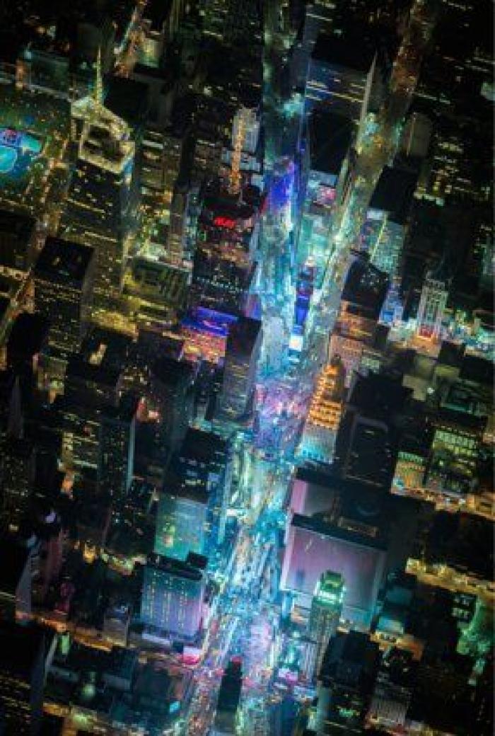 Nueva York parece una ciudad de mentira en estas imágenes aéreas nocturnas (FOTOS)