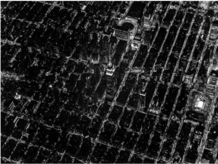 Nueva York parece una ciudad de mentira en estas imágenes aéreas nocturnas (FOTOS)
