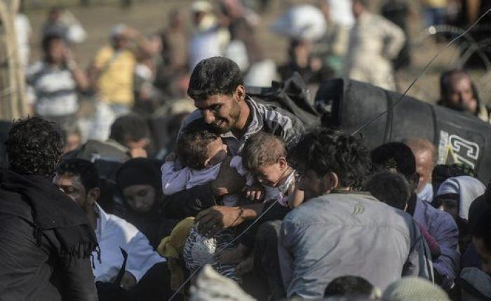 Las duras imágenes de miles de sirios intentado huir a Turquía (FOTOS)