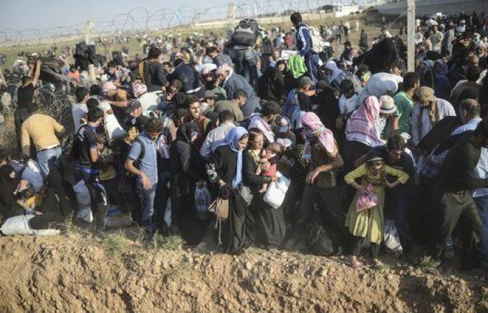 Las duras imágenes de miles de sirios intentado huir a Turquía (FOTOS)