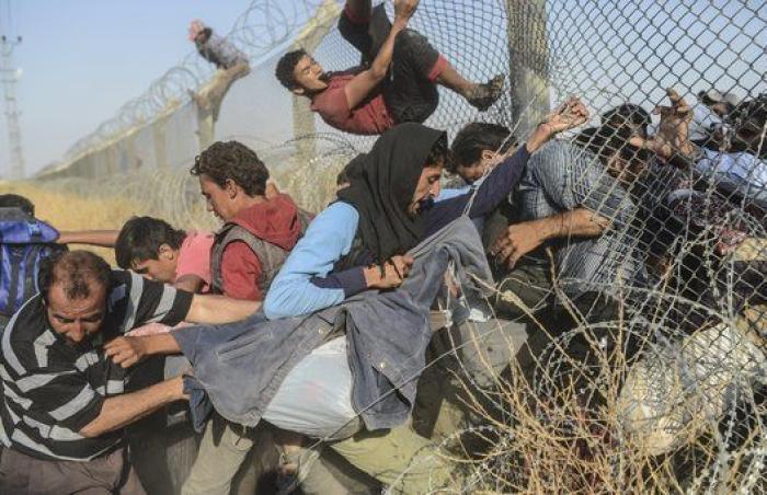 Las duras imágenes de miles de sirios intentado huir a Turquía (FOTOS)