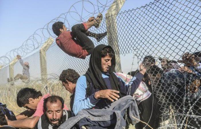 Las duras imágenes de miles de sirios intentado huir a Turquía (FOTOS)