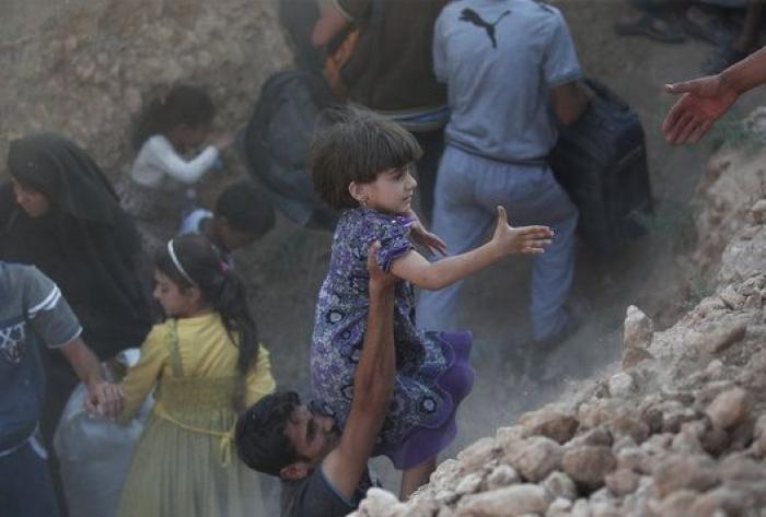 Las duras imágenes de miles de sirios intentado huir a Turquía (FOTOS)