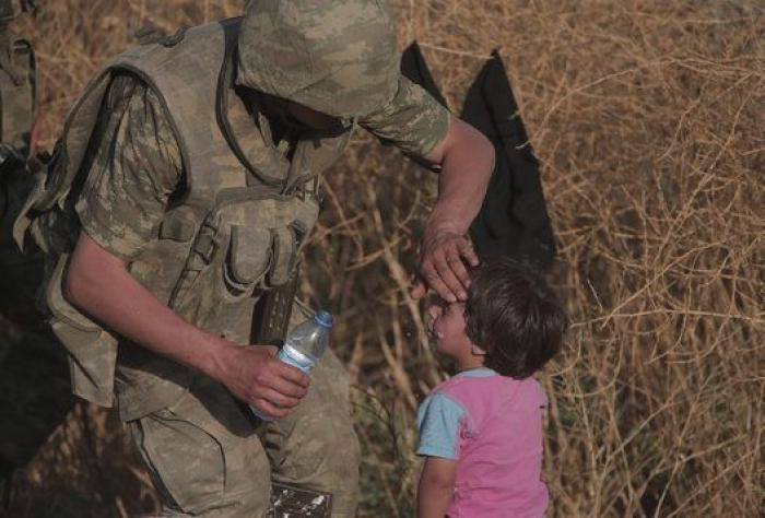 Las duras imágenes de miles de sirios intentado huir a Turquía (FOTOS)