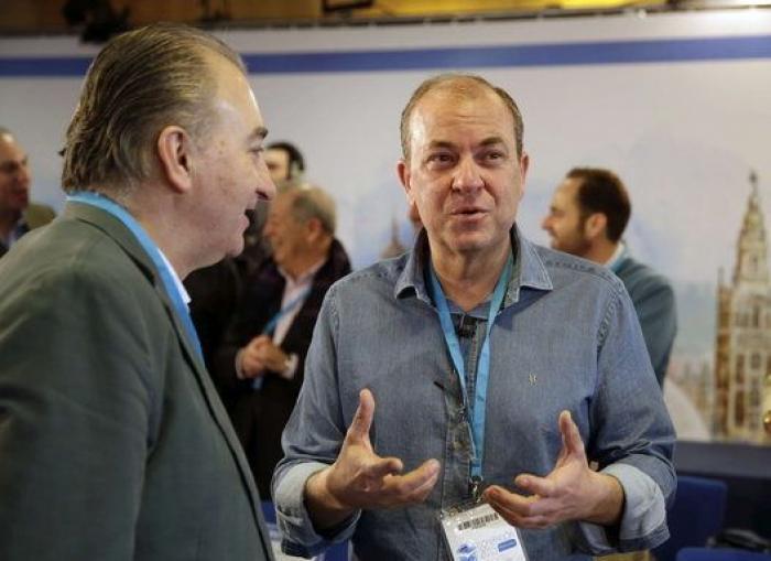 La foto del dedo de Aznar: los comentarios en Twitter