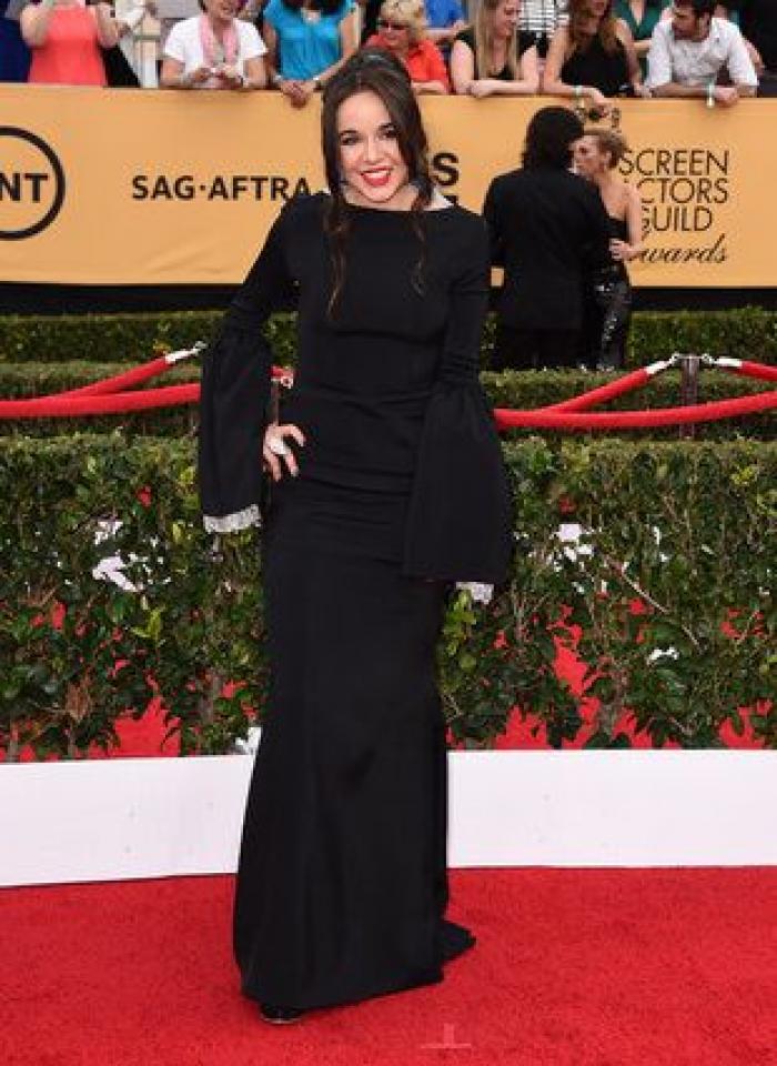 SAG Awards 2015: El patinazo de Naomi Watts por culpa del vestido de Emma Stone (VÍDEO)