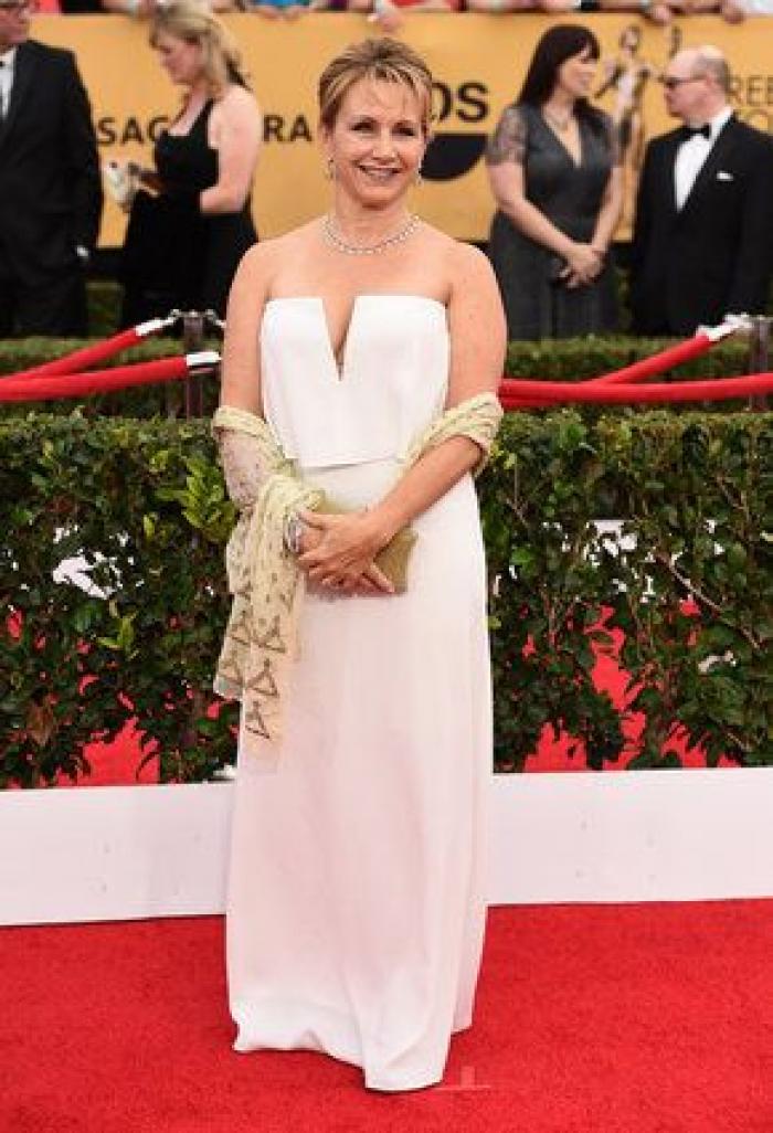 SAG Awards 2015: El patinazo de Naomi Watts por culpa del vestido de Emma Stone (VÍDEO)