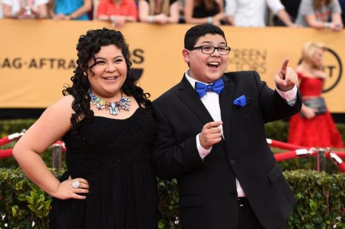 SAG Awards 2015: El patinazo de Naomi Watts por culpa del vestido de Emma Stone (VÍDEO)