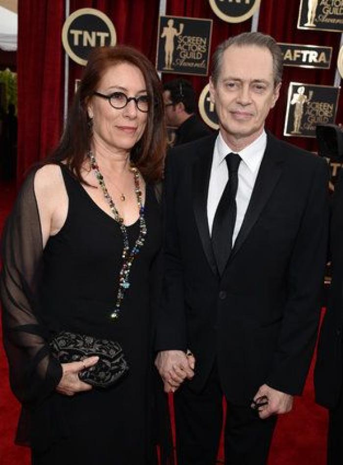 SAG Awards 2015: El patinazo de Naomi Watts por culpa del vestido de Emma Stone (VÍDEO)