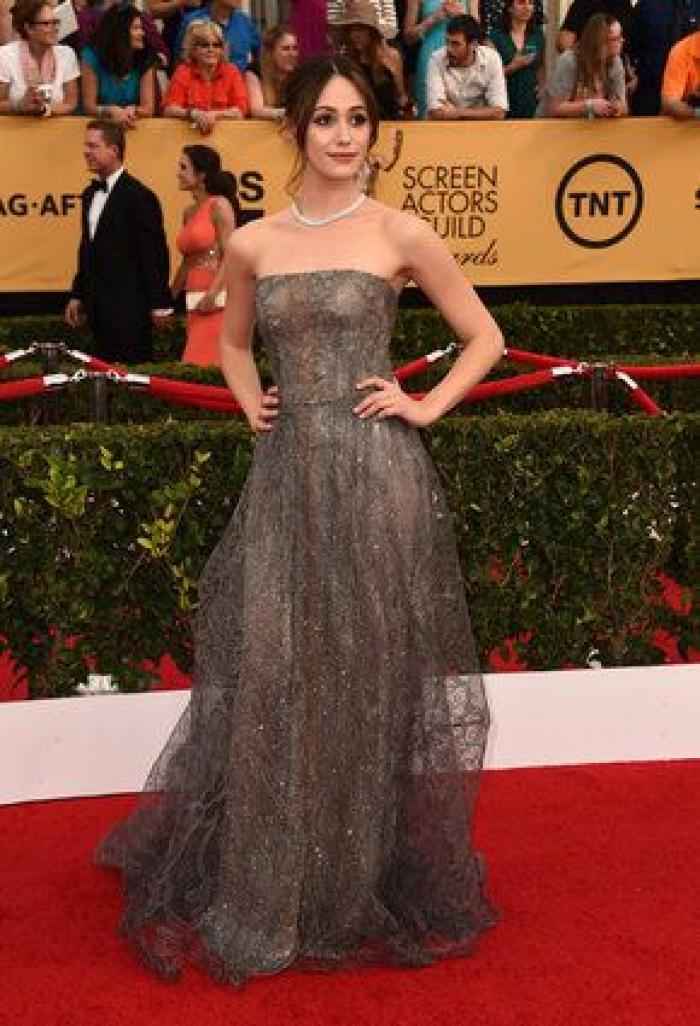 SAG Awards 2015: El patinazo de Naomi Watts por culpa del vestido de Emma Stone (VÍDEO)