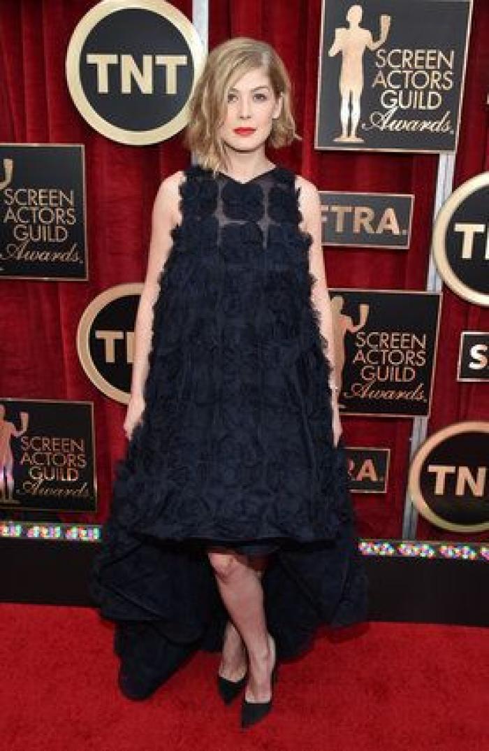 SAG Awards 2015: El patinazo de Naomi Watts por culpa del vestido de Emma Stone (VÍDEO)