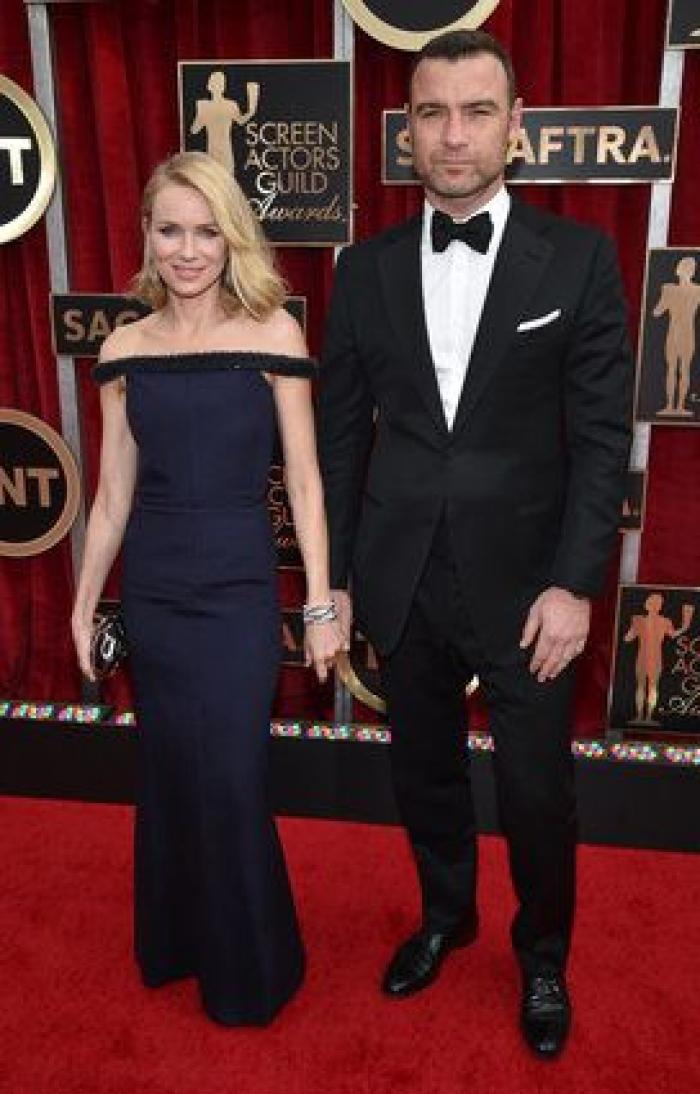 SAG Awards 2015: El patinazo de Naomi Watts por culpa del vestido de Emma Stone (VÍDEO)