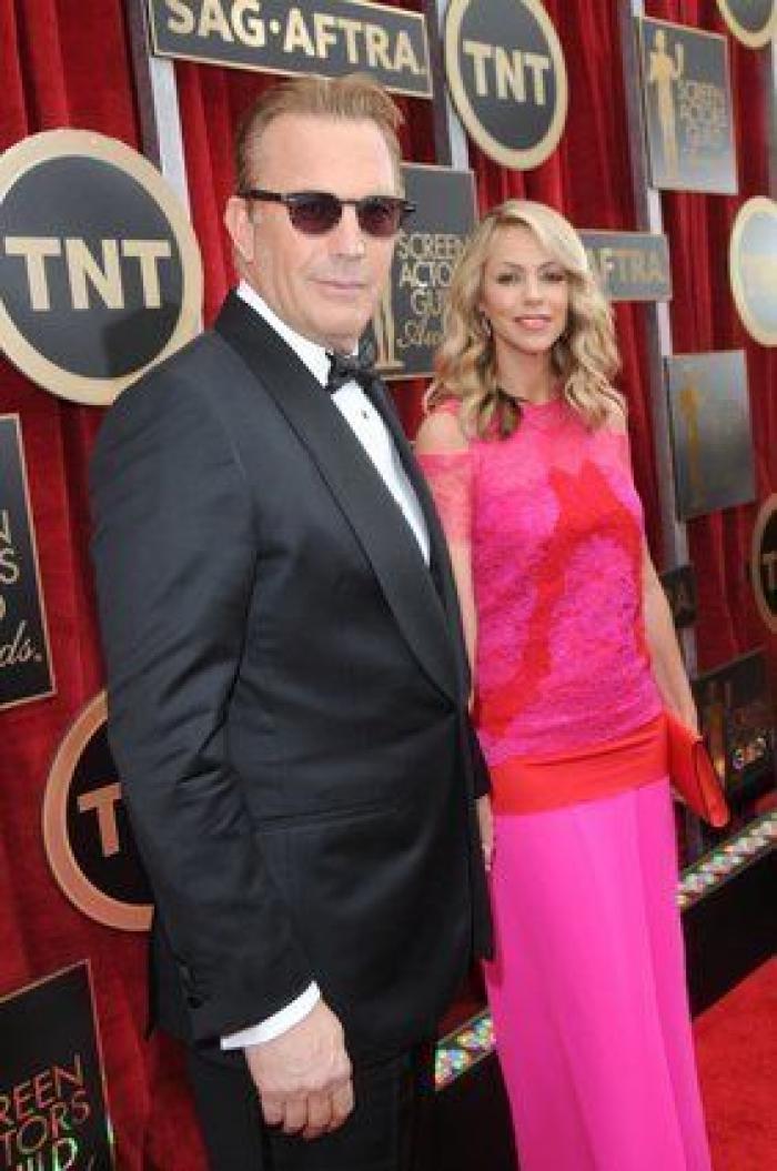 SAG Awards 2015: El patinazo de Naomi Watts por culpa del vestido de Emma Stone (VÍDEO)