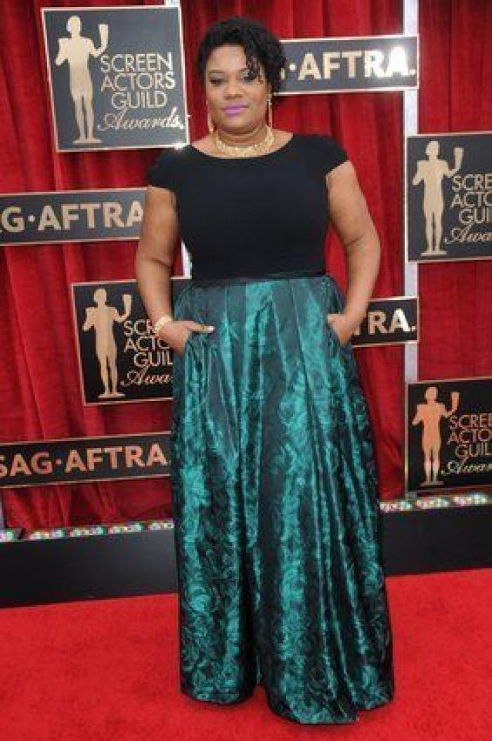 SAG Awards 2015: El patinazo de Naomi Watts por culpa del vestido de Emma Stone (VÍDEO)