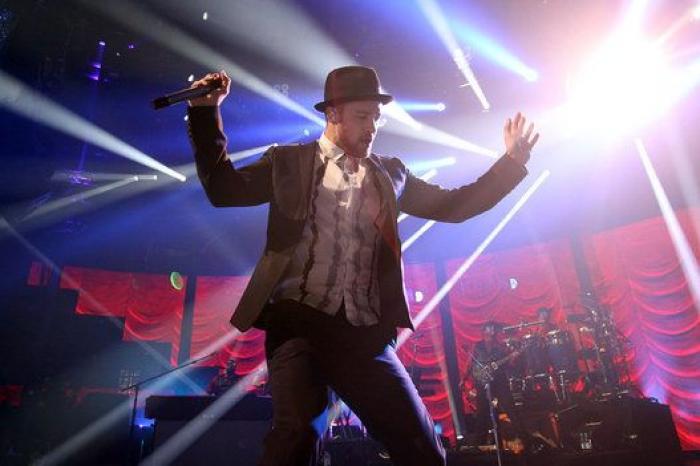 Justin Timberlake infringe la ley por hacerse un selfi votando