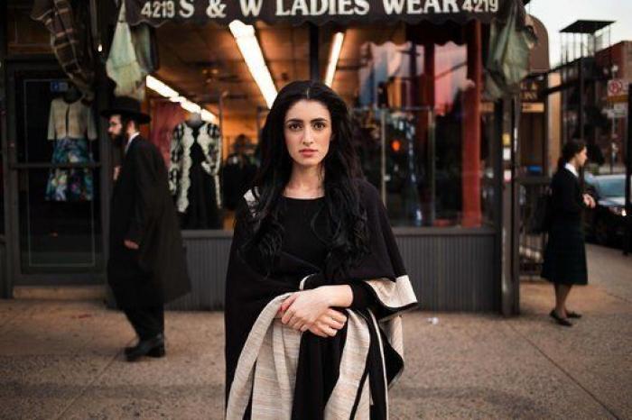 Una modelo recrea grandes anuncios de moda para denunciar la falta de diversidad