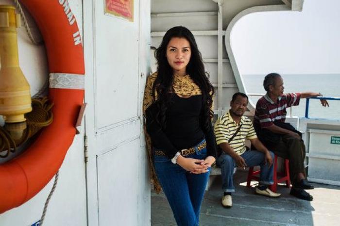 Una modelo recrea grandes anuncios de moda para denunciar la falta de diversidad