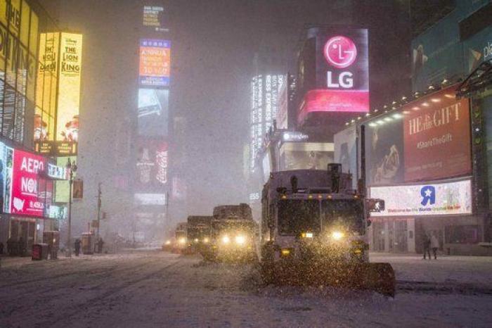 Una tormenta de nieve paraliza Nueva York (FOTOS)