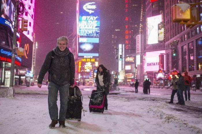 Una tormenta de nieve paraliza Nueva York (FOTOS)