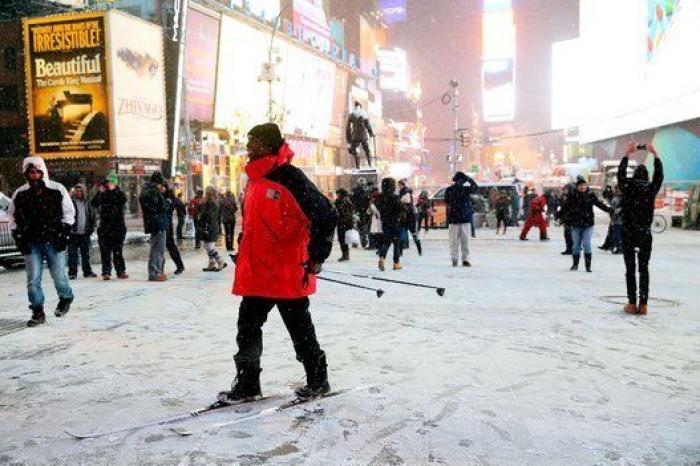Una tormenta de nieve paraliza Nueva York (FOTOS)