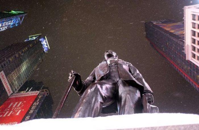 Una tormenta de nieve paraliza Nueva York (FOTOS)