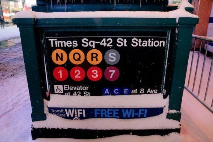 Una tormenta de nieve paraliza Nueva York (FOTOS)