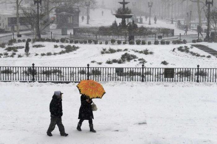 Una tormenta de nieve paraliza Nueva York (FOTOS)