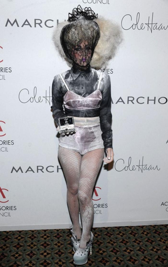 James Corden sube a Lady Gaga al 'Carpool karaoke' y se disfraza con sus mejores 'looks'