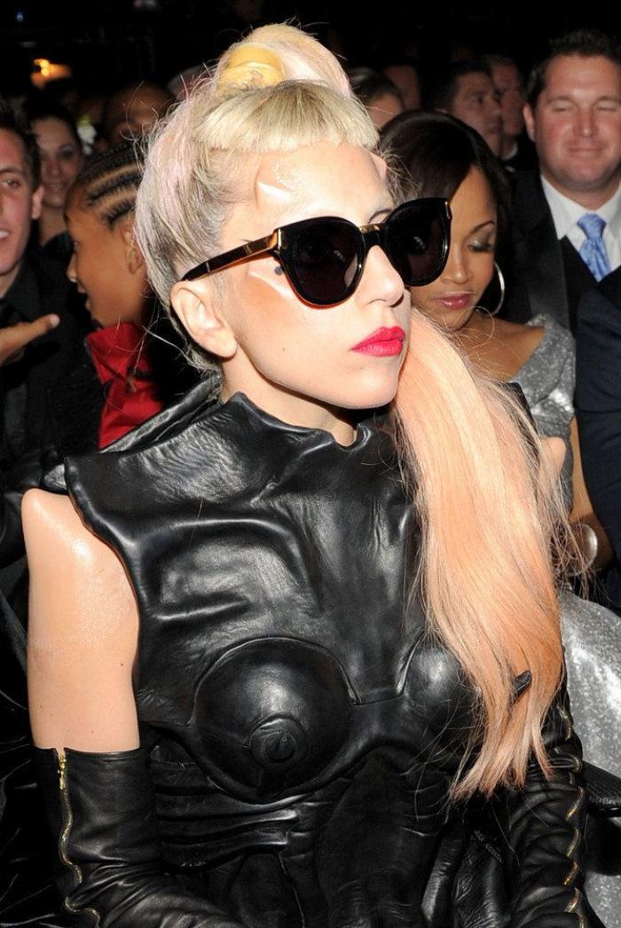 James Corden sube a Lady Gaga al 'Carpool karaoke' y se disfraza con sus mejores 'looks'