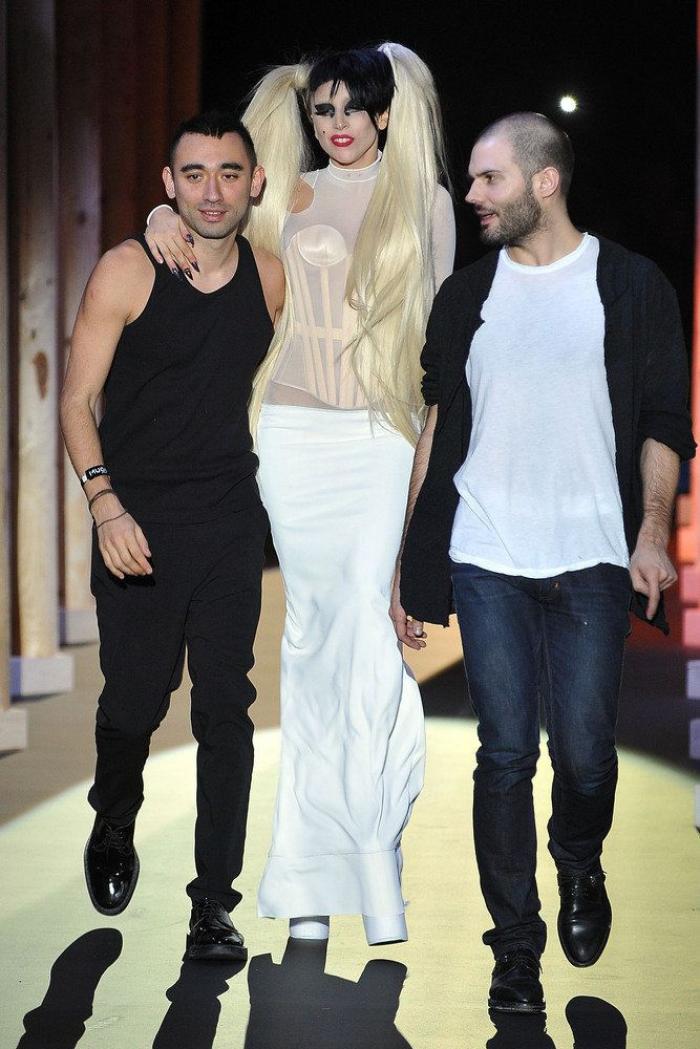 James Corden sube a Lady Gaga al 'Carpool karaoke' y se disfraza con sus mejores 'looks'