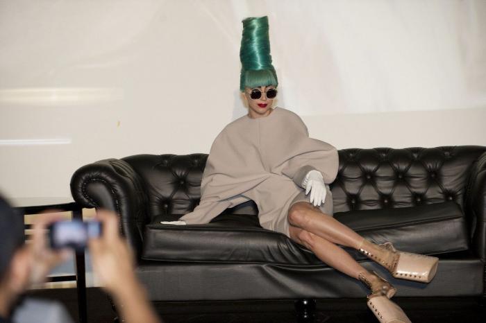 James Corden sube a Lady Gaga al 'Carpool karaoke' y se disfraza con sus mejores 'looks'