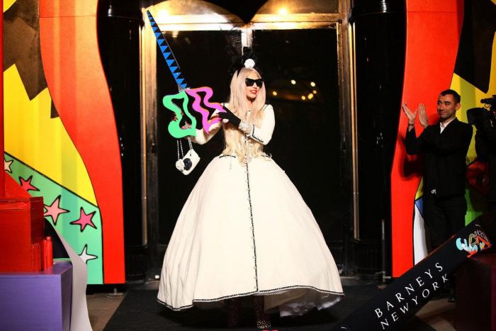 James Corden sube a Lady Gaga al 'Carpool karaoke' y se disfraza con sus mejores 'looks'