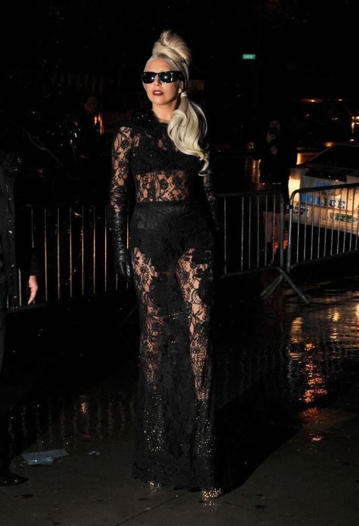 James Corden sube a Lady Gaga al 'Carpool karaoke' y se disfraza con sus mejores 'looks'