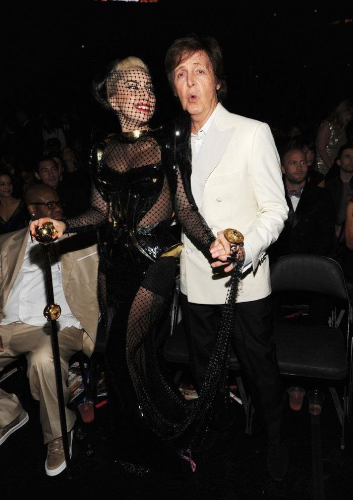 James Corden sube a Lady Gaga al 'Carpool karaoke' y se disfraza con sus mejores 'looks'