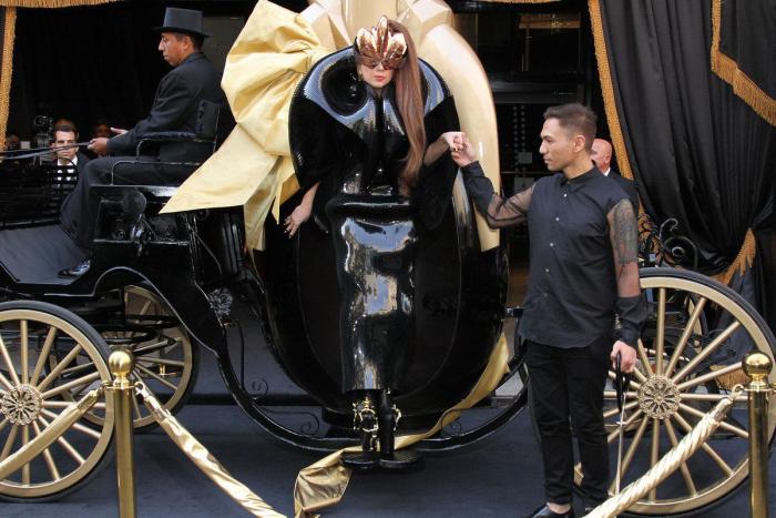 James Corden sube a Lady Gaga al 'Carpool karaoke' y se disfraza con sus mejores 'looks'