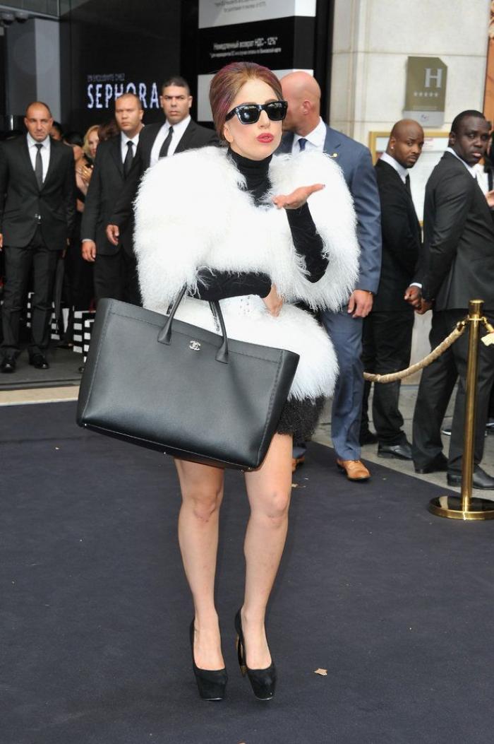 James Corden sube a Lady Gaga al 'Carpool karaoke' y se disfraza con sus mejores 'looks'