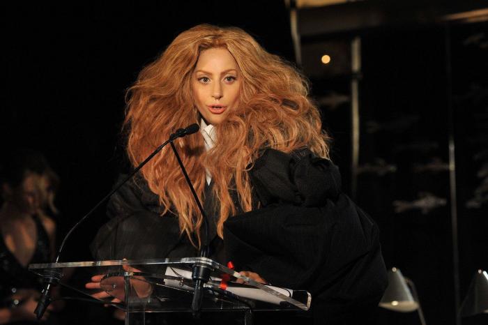 James Corden sube a Lady Gaga al 'Carpool karaoke' y se disfraza con sus mejores 'looks'