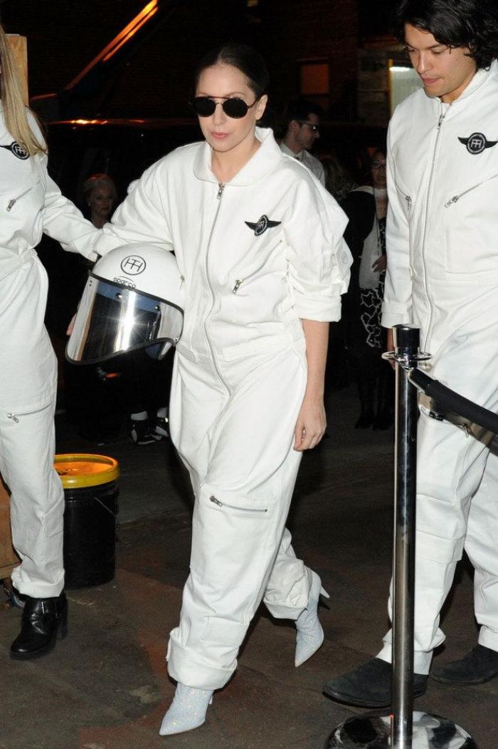 James Corden sube a Lady Gaga al 'Carpool karaoke' y se disfraza con sus mejores 'looks'