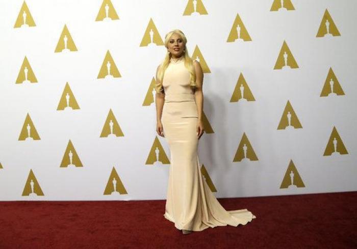 James Corden sube a Lady Gaga al 'Carpool karaoke' y se disfraza con sus mejores 'looks'