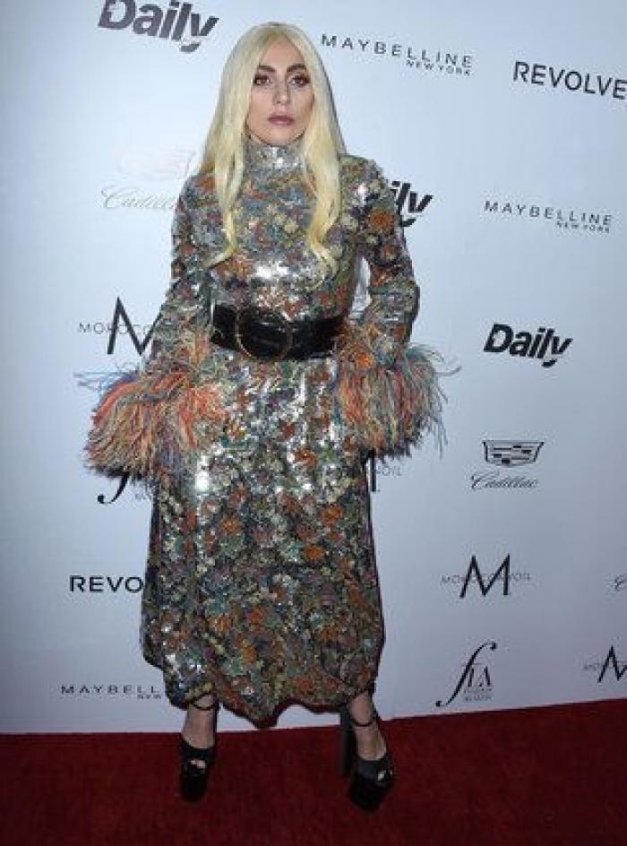 James Corden sube a Lady Gaga al 'Carpool karaoke' y se disfraza con sus mejores 'looks'