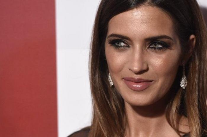 Negro, máscaras y transparencias en el 30 aniversario de 'Elle España'