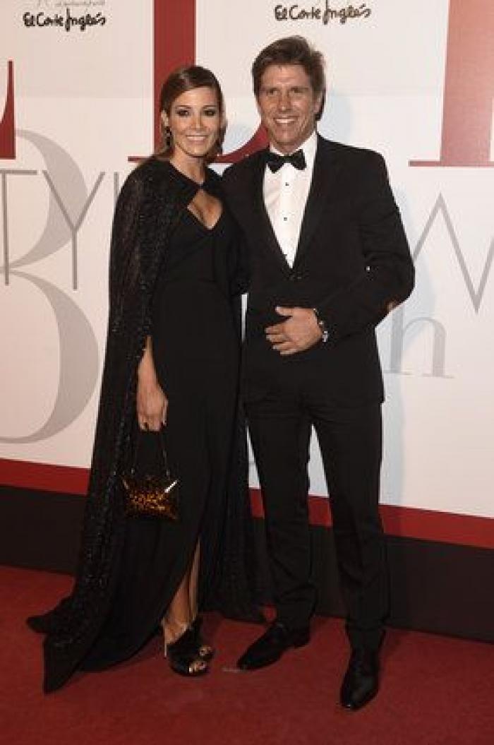 Negro, máscaras y transparencias en el 30 aniversario de 'Elle España'