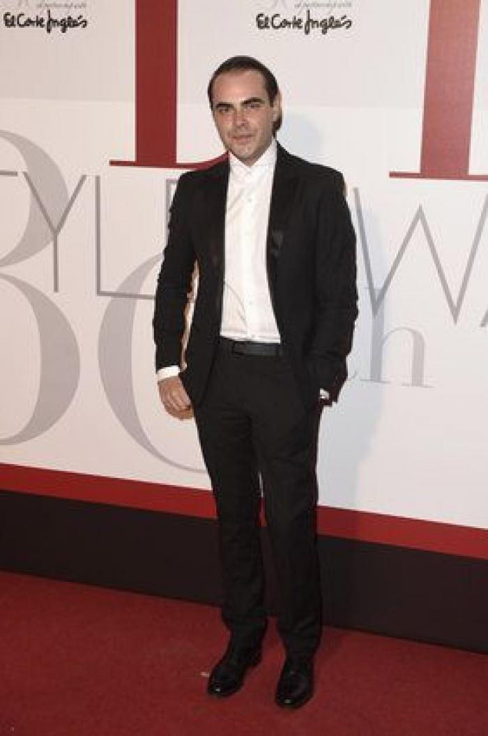 Negro, máscaras y transparencias en el 30 aniversario de 'Elle España'