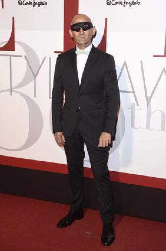 Negro, máscaras y transparencias en el 30 aniversario de 'Elle España'