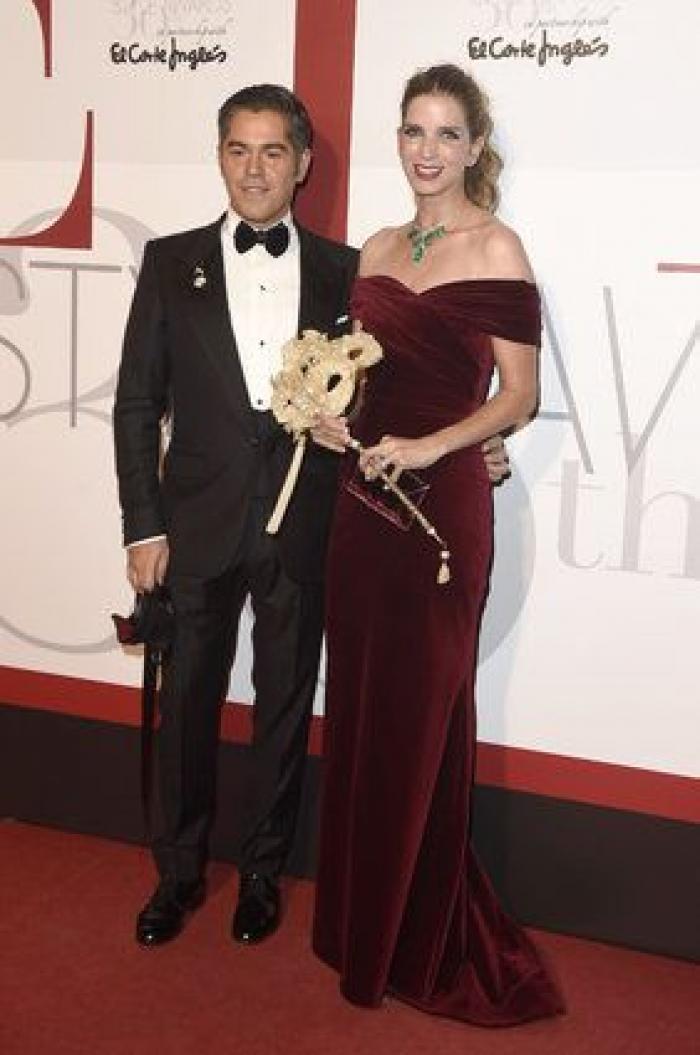 Negro, máscaras y transparencias en el 30 aniversario de 'Elle España'